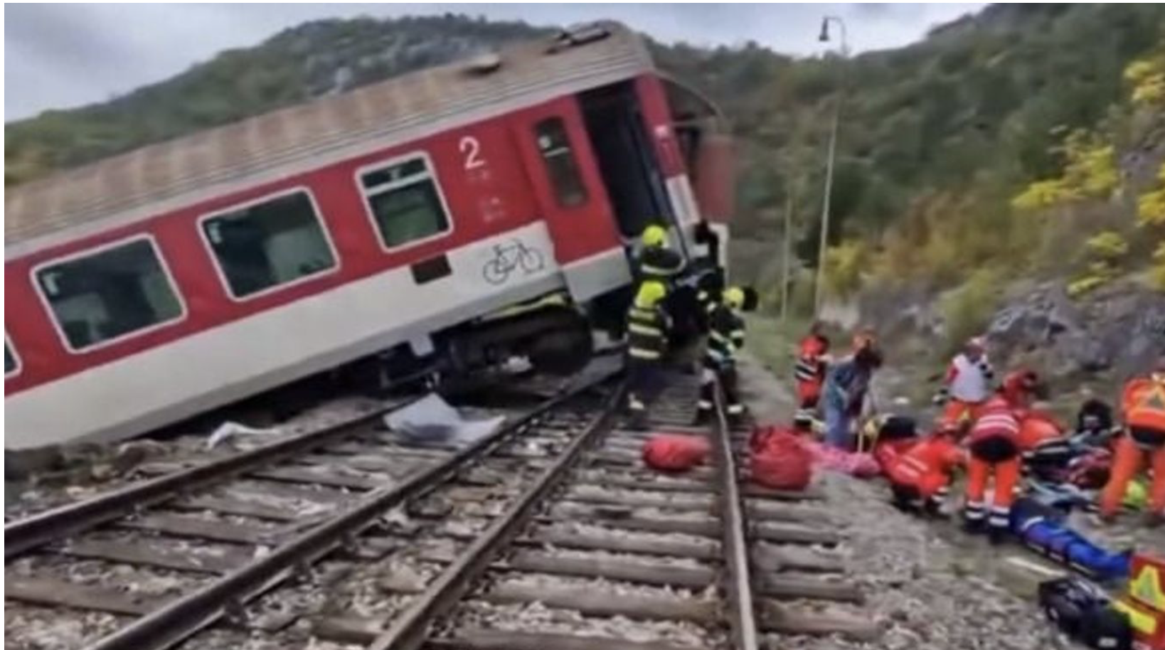 Két személyvonat ütközött össze a magyar határ közelében