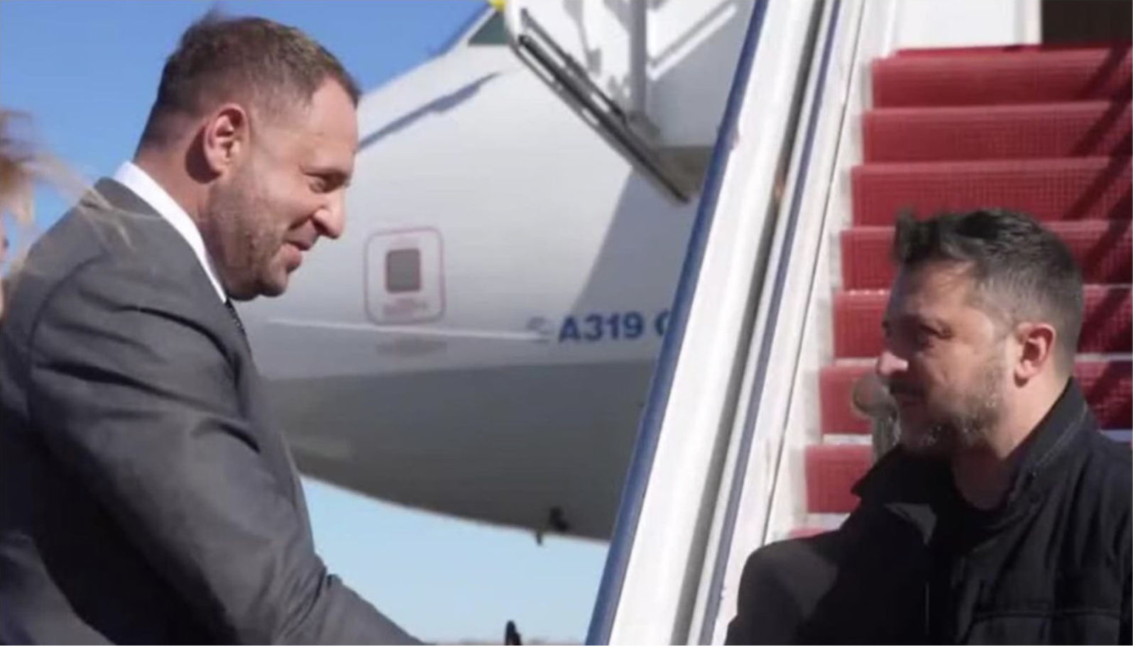 Repülőtéri dolgozók fogadták Volodimir Zelenszkijt Washingtonban